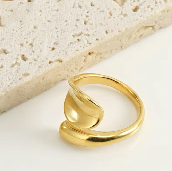 Ring in 18k Gold-Plated Stainless Steel with a Leaf-Design